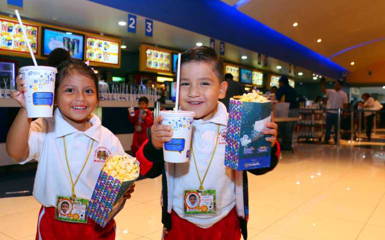 Paty Lobeira lleva al cine a 600 niños de Boca del Río Paty Lobeira lleva al cine a 600 niños de Boca del Río