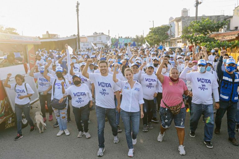 “Este proyecto no es de una persona, es de toda la gente, y es para defender el Puerto de Veracruz”: Paty Yunes “Este proyecto no es de una persona, es de toda la gente, y es para defender el Puerto de Veracruz”: Paty Yunes