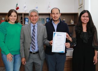 Marko Cortés entrega a Federico Salomón e Indira Rosales la constancia que los acredita como la planilla ganadora del pasado proceso interno del CDE del PAN en Veracruz