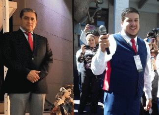 Oficial mayor de la FGE se dedica a tomarse fotos y omite sus obligaciones como funcionario público