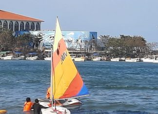 Guardavidas de Veracruz brindan apoyo a velerista que estaba a la deriva