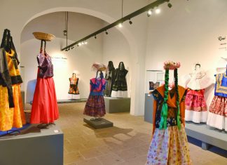 Inicia exposición “Mujer de encaje, de seda y sol…”