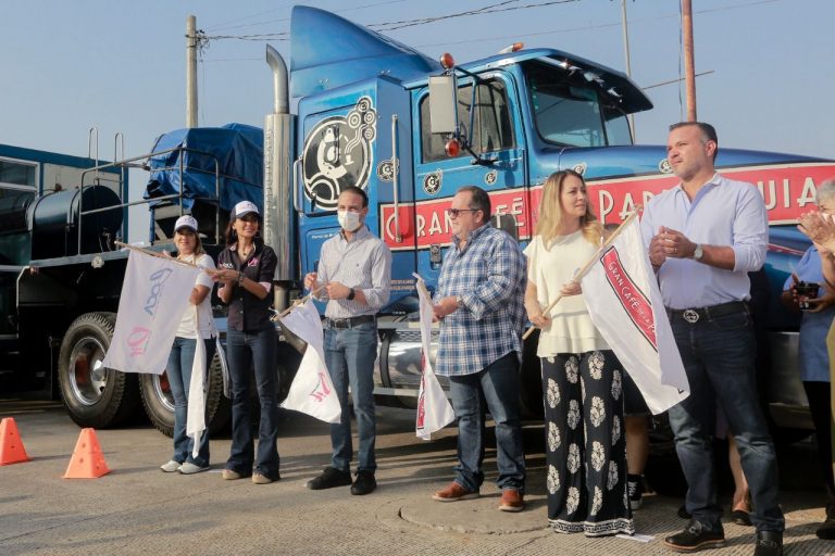 Alcalde JM Unánue y Melina Rivera dan banderazo a la Campaña “Café con Causa” Alcalde JM Unánue y Melina Rivera dan banderazo a la Campaña “Café con Causa”