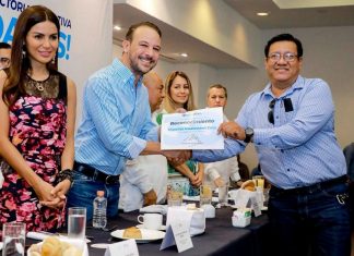Reconoce Alcalde JM Unánue a maestros de Boca del Río por su trayectoria educativa
