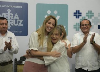 La alcaldesa Patricia Lobeira de Yunes realiza la firma de las condiciones de trabajo de los agremiados municipales