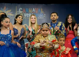 La alcaldesa Patricia Lobeira de Yunes presenta a la Corte Real del Carnaval 2022, el más alegre del mundo