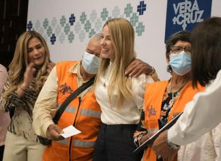 La alcaldesa Patricia Lobeira de Yunes y el Club Rotario Zafiro entregan reconocimiento a veracruzanos que se han distinguido por su trabajo a favor de una mejor sociedad