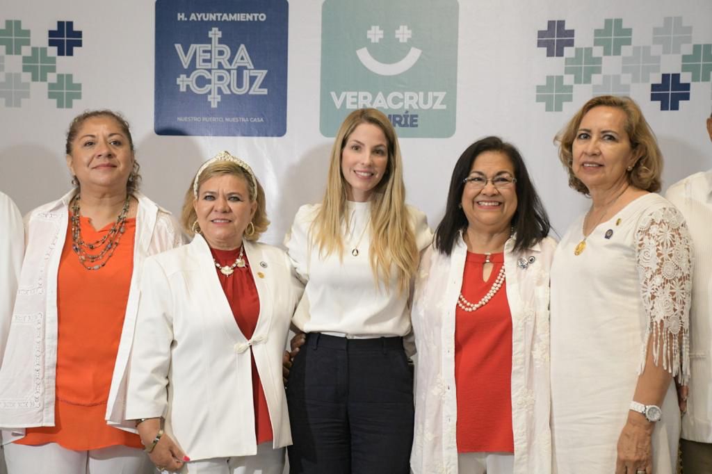 La alcaldesa Patricia Lobeira de Yunes y el Club Rotario Zafiro entregan  reconocimiento a veracruzanos que se han distinguido por su trabajo a favor  de una mejor sociedad - Periodico Veraz