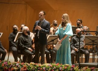 Con lleno total se presentan el violinista Joshua Bell y la Orquesta Filarmónica dirigida por Jorge Mester