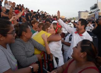 La alcaldesa Paty Lobeira de Yunes, en traje de jarocha, encabeza el 3er desfile del Carnaval 2022