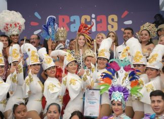 Entrega la alcaldesa Patricia Lobeira de Yunes reconocimientos a los participantes en el Carnaval de Veracruz 2022