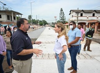 La alcaldesa Patricia Lobeira de Yunes supervisa obra de pavimentación con concreto hidráulico en la Av. Justino Sarmiento en la comunidad de Santa Fe