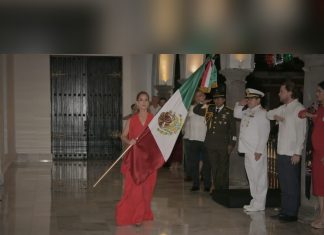 Con lleno total, alcaldesa Patricia Lobeira de Yunes da el tradicional Grito de Independencia desde el balcón principal del Palacio Municipal