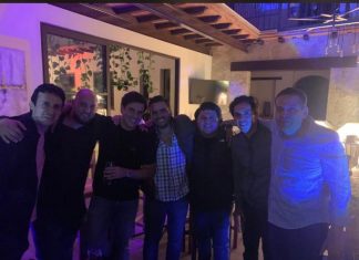 Con orden de aprehensión activa, el exduartista Juan Manuel del Castillo se pasea en eventos y hasta se toma fotos con amigos