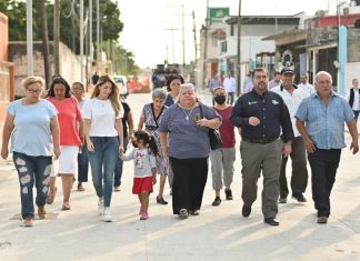Supervisa la Alcaldesa Patricia Lobeira de Yunes la obra de pavimentación en concreto hidráulico de la calle Azueta en El Coyol