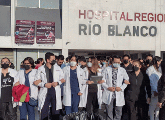 Residentes del Hospital de Río Blanco realizan manifestación exigiendo la renuncia del administrador Carlos Alberto Galicia Gonazález