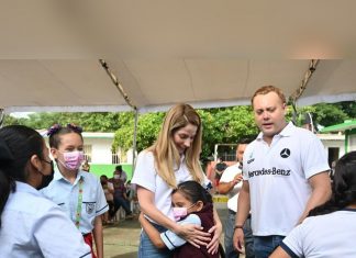 Entrega la alcaldesa Patricia Lobeira de Yunes apoyos escolares a la escuela Emancipación Campesina de la colonia Dos Caminos