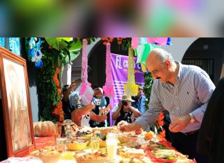 Presenta Ayuntamiento Altar de Día de Muertos en el Patio Central