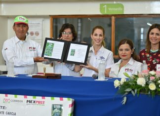 La alcaldesa Patricia Lobeira de Yunes realiza la cancelación de la estampilla postal por el Día Mundial del Correo