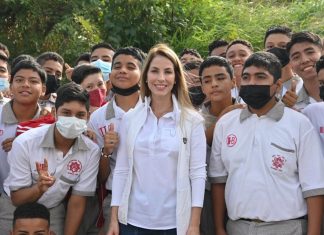 La Alcaldesa Patricia Lobeira de Yunes presidió la ceremonia del desfile escolar conmemorativo al 112 Aniversario de la Revolución Mexicana en la congregación de Tejería