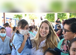 La alcaldesa Patricia Lobeira de Yunes realiza la entrega de lentes gratuitos a niños de escuelas primarias del municipio