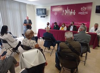 Merecido reconocimiento al Químico Cluni Rafael Aguilar Lendechy por 38 años de servicio