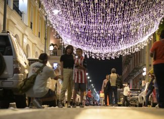 Iluminan la avenida Independencia, frente al Zócalo, con un tapete de luces navideñas