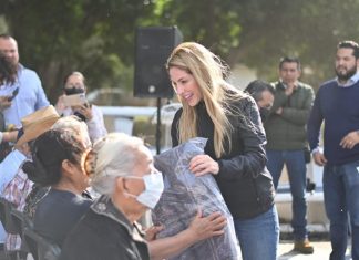 Comienza Paty Lobeira de Yunes entrega cobertores a familias veracruzanas, hoy en Santa Rita