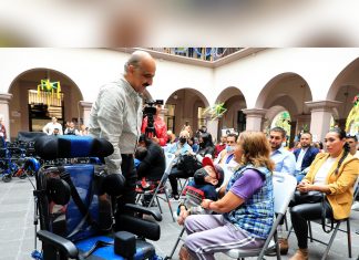 Entrega Ayuntamiento apoyos para personas con discapacidad