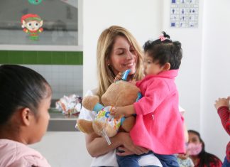 Paty Lobeira de Yunes celebra el Día de Reyes con los niños del albergue “Casa Hogar Vida Nueva”