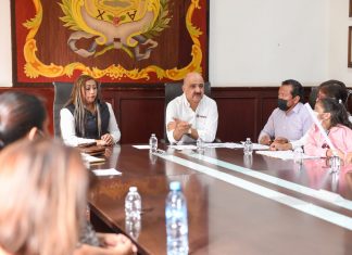 Recibe Ricardo Ahued a vecinos de la colonia Carolino Anaya