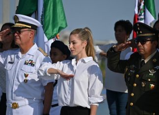 Paty Lobeira de Yunes preside la ceremonia de izado de la Bandera Monumental en la Plaza de la Soberanía