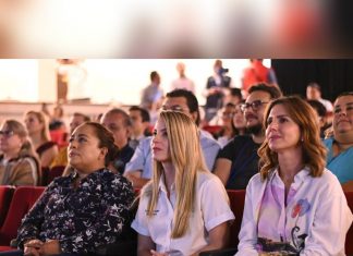 Paty Lobeira de Yunes rinde homenaje póstumo a Carlos Arturo Corona González, director del Teatro Municipal “Loló Navarro”