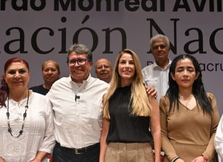 La alcaldesa Paty Lobeira de Yunes asiste a la conferencia “Los neuroderechos y la reconciliación nacional” impartida por el Senador Ricardo Moreal en el teatro Clavijero