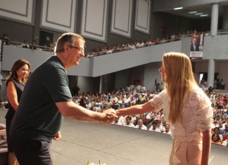 La alcaldesa Paty Lobeira de Yunes asiste a la presentación del libro del canciller Marcelo Ebrard en el Teatro de la Reforma