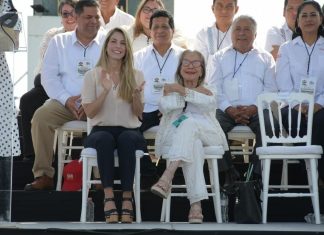 La alcaldesa Paty Lobeira de Yunes participa en el evento conmemorativo del Día del Trabajo en la Macroplaza del Malecón