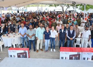 Convive Paty Lobeira de Yunes con empleados de Limpia Pública