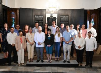 Entrega alcaldesa Paty Lobeira de Yunes reconocimientos como visitantes distinguidos a ponentes internacionales