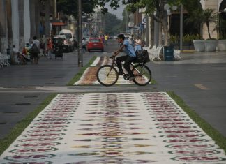 Exhiben tapete multicolor en el Zócalo