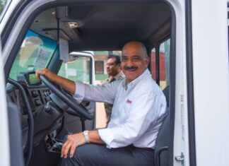 Entrega Ricardo Ahued equipo para reforzar trabajos de limpieza y desazolve