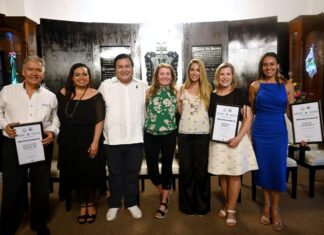 En ceremonia en Cabildo, la alcaldesa Paty Lobeira de Yunes hizo entrega de reconocimientos a voluntarios de la Fundación Austin Smiles