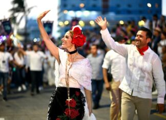 Casa llena en el Segundo Desfile del Carnaval 2023; alcaldesa Paty Lobeira de Yunes encabeza el desfile