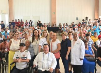 Realiza Paty Lobeira de Yunes la entrega de sillas de ruedas, andaderas y bastones a personas con discapacidad