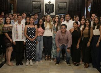 Paty Lobeira de Yunes sostiene un “Encuentro con Embajadores de la Juventud”