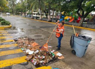 Tras la tromba, cuadrillas del Ayuntamiento de Veracruz realizaron acciones de limpieza en alcantarillas para que el agua de lluvia fluyera rápidamente: Paty Lobeira de Yunes