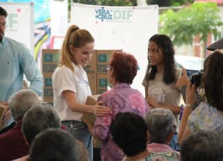 Realiza Paty Lobeira de Yunes la entrega del Programa Alimentario y la Brigada de Salud Municipal en Infonavit Chivería