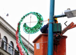 Inicia Ayuntamiento decoración alusiva al mes patrio