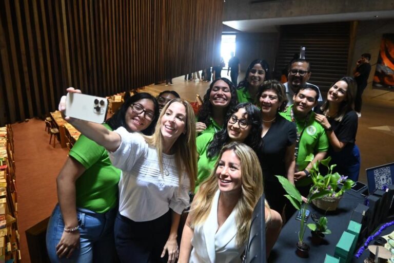 Sigamos fomentando en nuestros jóvenes el espíritu emprendedor e innovador para crear juntos un futuro promisorio para nuestras ciudades: Paty Lobeira de Yunes Sigamos fomentando en nuestros jóvenes el espíritu emprendedor e innovador para crear juntos un futuro promisorio para nuestras ciudades: Paty Lobeira de Yunes