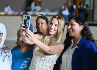 Paty Lobeira de Yunes se reúne con jefes de cuartel de toda la ciudad