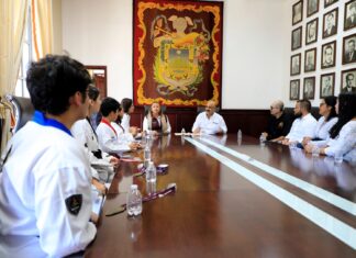 Reconoce Ayuntamiento a jóvenes taekwondoínes